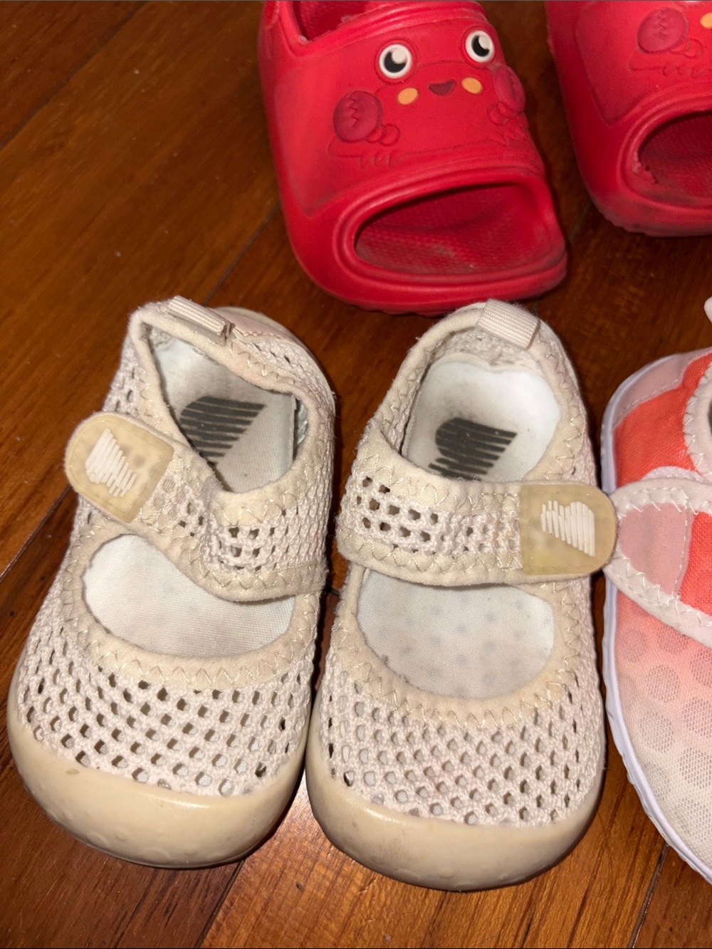 Red Kids Water Shoes lot bundle
Set with Playful Face crab cat jack size 4 5 - Picture 5 of 7